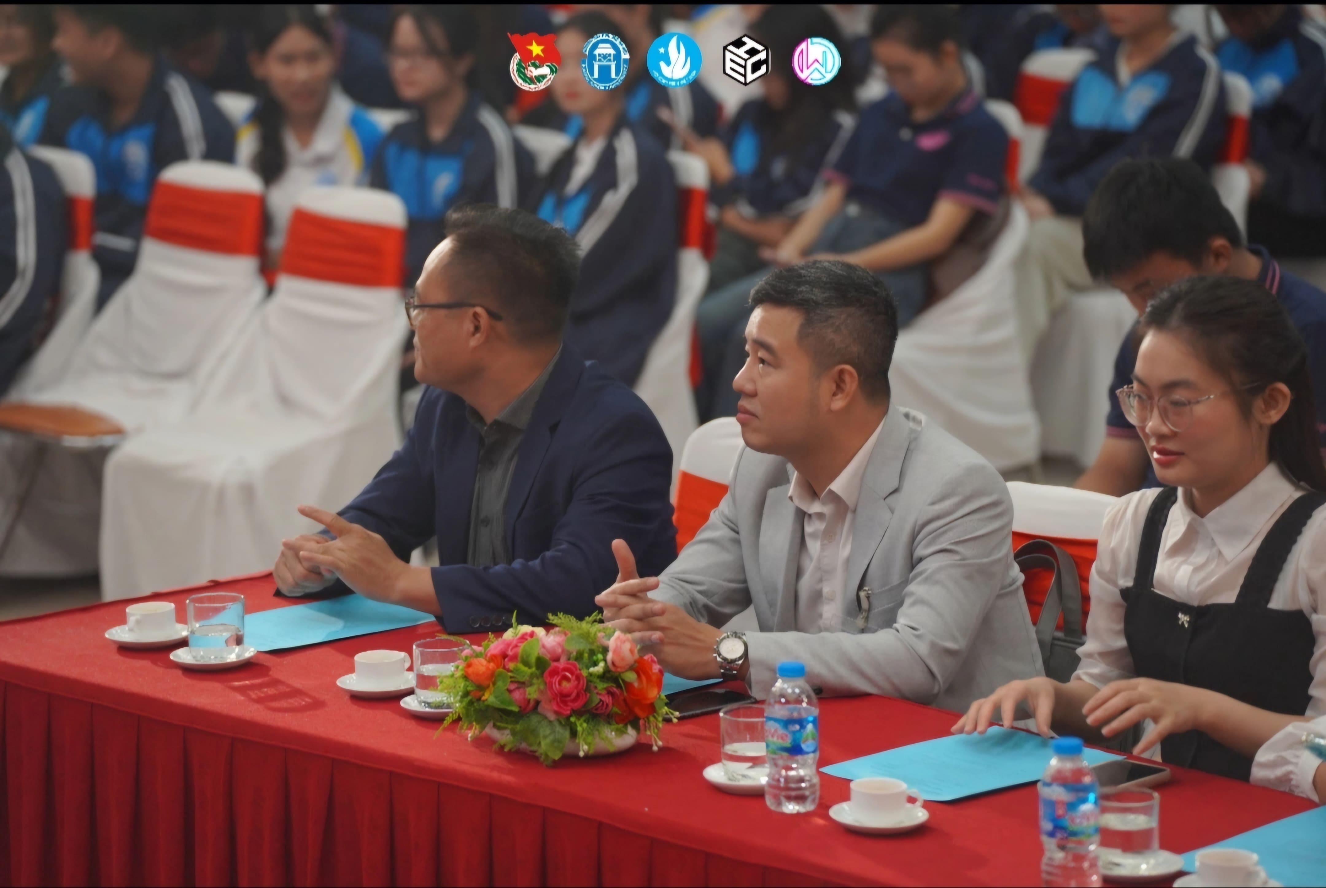 Ảnh tập thể lễ khai mạc